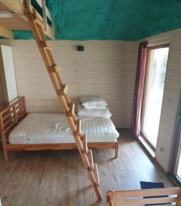 Pokój z 2 łóżkami piętrowymi w kabinie w obiekcie Domki Letniskowe Między Jeziorami w Lipnicy w mieście Lipnica