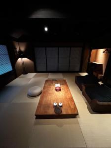 um quarto com uma mesa no meio de um quarto em 湯の鶴迎賓館鶴の屋Tsurunoya em Yunotsuru