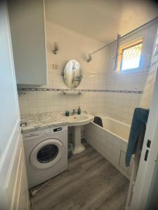 Photo de la galerie de l'établissement Appartement proche aéroport, à Marignane 2 autres photos