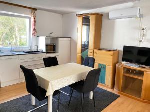 een keuken en eetkamer met een tafel en stoelen bij Schickes Apartment in Rottweil in Rottweil
