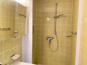 baño con ducha y puerta de cristal en Schickes Apartment in Rottweil, en Rottweil