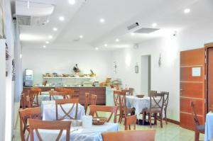 Restoran või mõni muu söögikoht majutusasutuses Hotel Rex