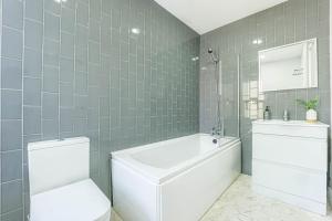 Et badeværelse på Charming 3-Bedroom Home in Lincoln Ideal Getaway