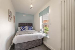 En eller flere senge i et værelse på Charming 3-Bedroom Home in Lincoln Ideal Getaway