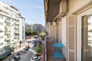 uma varanda com uma mesa azul e uma rua da cidade em #Danae Apt by halu! Apartments em Tessalónica