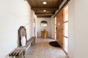 Khu vực ghế ngồi tại Renovated Lodge - Room 1 with pool access