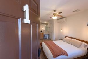 Giường trong phòng chung tại Renovated Lodge - Room 1 with pool access