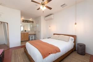 Giường trong phòng chung tại Renovated Lodge - Room 1 with pool access