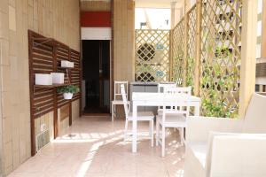a patio with a table and chairs and a door at Jitaku MAINE in Cagliari