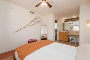 Ένα ή περισσότερα κρεβάτια σε δωμάτιο στο Renovated Lodge - Room 1 with pool access +37 φωτογραφίες
