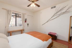 Giường trong phòng chung tại Renovated Lodge - Room 1 with pool access