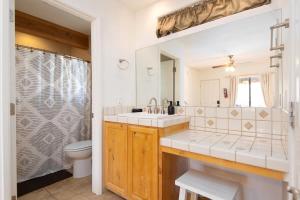 Phòng tắm tại Renovated Lodge - Room 1 with pool access