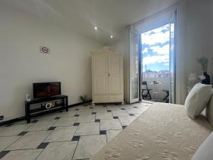 Habitación blanca con cama y armario en Il Cielo Con Un Dito by Holiday World, en Savona