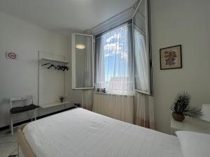 Un dormitorio con una cama grande y una ventana en Il Cielo Con Un Dito by Holiday World, en Savona
