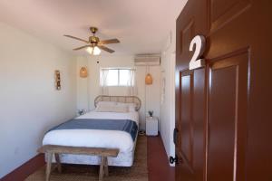 Rúm í herbergi á Renovated Lodge - Room 2 with pool access +32 myndir