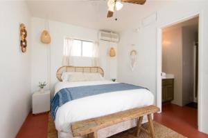 Giường trong phòng chung tại Renovated Lodge - Room 2 with pool access