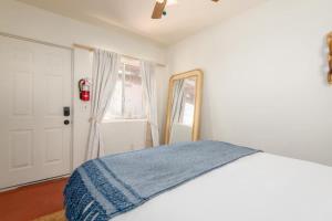 Giường trong phòng chung tại Renovated Lodge - Room 2 with pool access