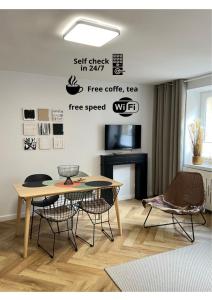 sala de estar con mesa, sillas, mesa y mesa en AlmaOldTown - Centrum - Check-In 24h, en Wroclaw