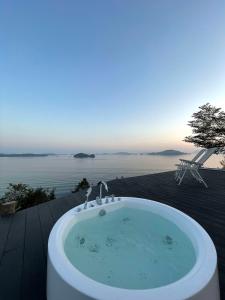 吴市2 BR Villa with Breathtaking Ocean View for 10 Ppl的水景甲板上的浴缸