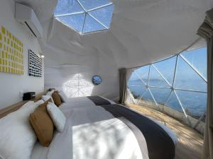 吴市2 BR Villa with Breathtaking Ocean View for 10 Ppl的一间带大床和大窗户的卧室