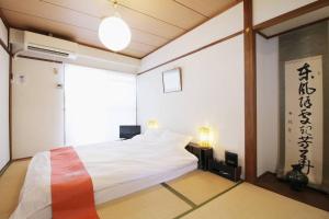 広島市にあるDai3Himawari by b hotel - Best location ! 1 min walk to Peace Park Dome -701の大きな白いベッドと窓のある寝室