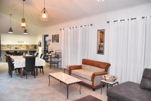 Posezení v ubytování Knowhere Selfcatering Unit 2
