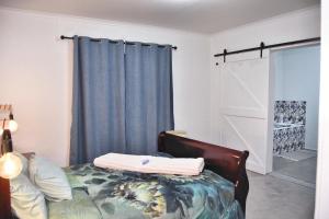 Postel nebo postele na pokoji v ubytování Knowhere Selfcatering Unit 2