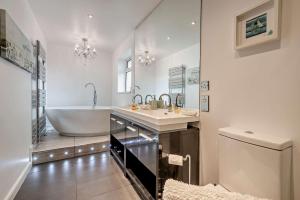 Et badeværelse på Oakwood Bungalow Christchurch Sleeps 8