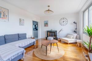 a living room with a couch and a fireplace at Rêveries au bord de l’Erdre in Nantes