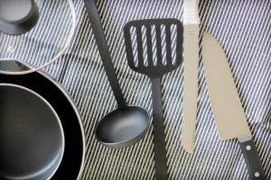 zwei Utensilien auf einem Tisch in der Unterkunft Marumasa by b hotel - Large 2BR Apt 10PPL near Peace Park 301 in Hiroshima