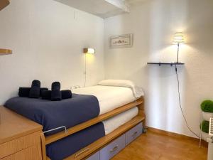 1 dormitorio con 1 cama en una habitación en CREUS - Apartment in the center of town, en Cadaqués