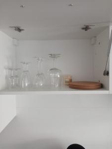 un estante con varios frascos de vidrio. en Apartament Diament 1 - Jezioro Nyskie, en Nysa