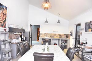 Kuchyň nebo kuchyňský kout v ubytování Knowhere Selfcatering Unit 2