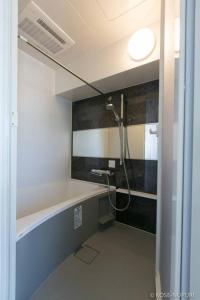 een badkamer met een douche en een bad bij bHOTEL Origaminn 401 - 5 mins Peace Park in Hiroshima