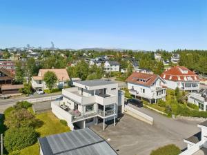 una vista aérea de una casa en una ciudad en Villa med fantastisk utsikt., en Tromsø