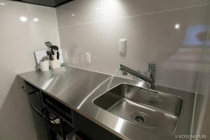 een roestvrijstalen aanrecht in een keuken bij Origaminn 502 by b hotel - 5 mins PeacePark in Hiroshima
