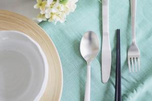 een tafel met een servet met een vork en een bord bij bHOTEL Origaminn 503 - 5 mins PeacePark in Hiroshima
