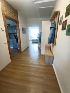 un pasillo que conduce a una sala de estar con suelo de madera en Ferienwohnung Lina - b64280, en Kargow