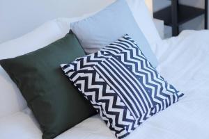 twee kussens op een bed naast sidx sidx sidx bij b hotel Ball Park - 2mins walk Baseball 5mins walk Hiroshima Sta in Hiroshima