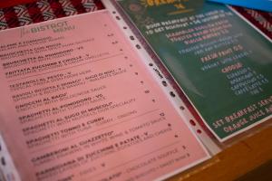 um close-up de um menu para um restaurante em Ostello Tramonti em La Spezia