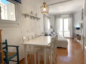 sala de estar con mesa blanca y cama en CREUS - Apartment in the center of town, en Cadaqués