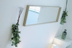 een raam in een kamer met een plant aan de muur bij b hotel Ball Park - 2mins walk Baseball 5mins walk Hiroshima Sta 4ppl in Hiroshima