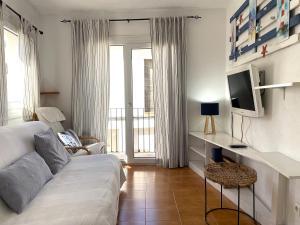 sala de estar con sofá y TV en CREUS - Apartment in the center of town, en Cadaqués