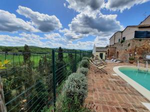 una casa con recinzione e piscina di La Capanna,piscina,vista,WiFi,in paese a San Giovanni dʼAsso