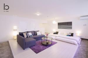 広島市にあるHanagin - Beautiful Apartment for 6people with free wifi 102のリビングルーム(ソファ、ソファ、テーブル付)