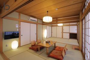 sala de estar con mesa y sillas en una habitación en Hanagin - 3 Bedroom Japanese apartment for 11 people 201, en Hiroshima