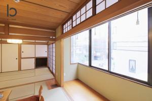 Habitación vacía con ventana grande en un edificio en Hanagin - 3 Bedroom Japanese apartment for 11 people 201, en Hiroshima