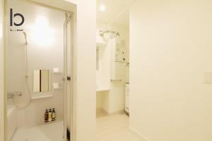 bagno con doccia e lavandino di Hanagin - 3 Bedroom Japanese apartment for 11 people 201 a Hiroshima
