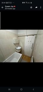 Ένα μπάνιο στο Queenel Room