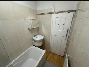 Ένα μπάνιο στο Queenel Room
